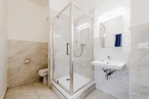 Uprataná kúpelňa, dvojlôžkova hotelová izba a oddychová miestnosť