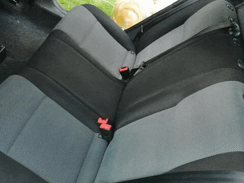 Rozdiel po vyčistení a vytepovaní znečistených zadných sedadiel automobilu